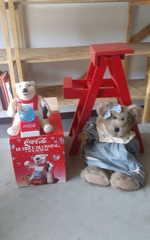 lot 18 image: Coca-Cola Bubble Blowing Polar Bear, Display Ladder, Boyds Bear Skylar Thistlebeary