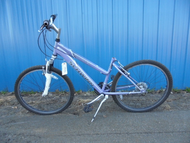 lot 5 image: Schwinn Trail Bicycle