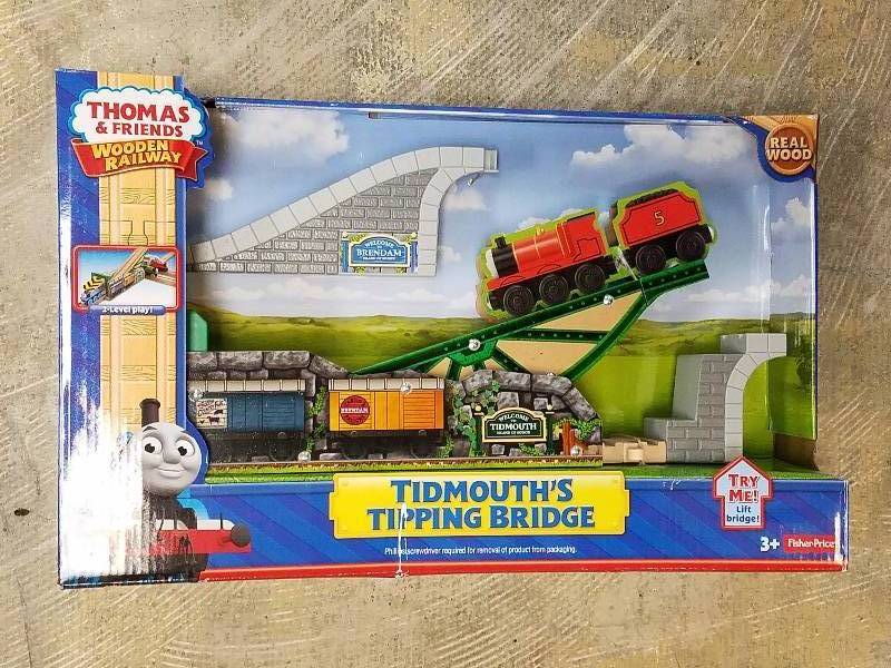 lot 480 image: Fisher-Price Thomas Wooden Railway Tipping Bridge