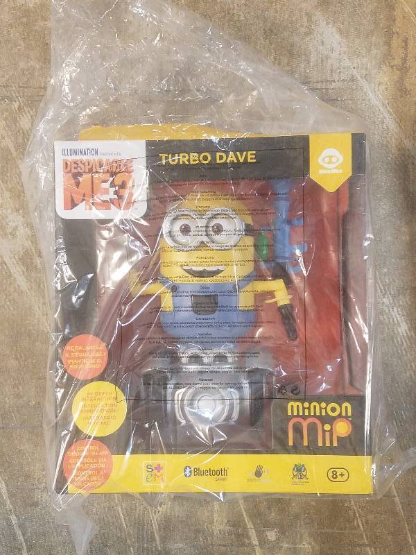 lot 500 image: WowWee Despicable Me 3 Minion MiP Turbo Dave Robot