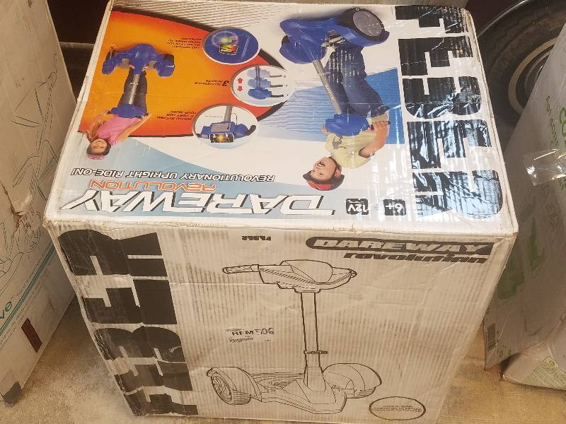 lot 506 image: Famosa Dareway 12V Revolution Ride-On