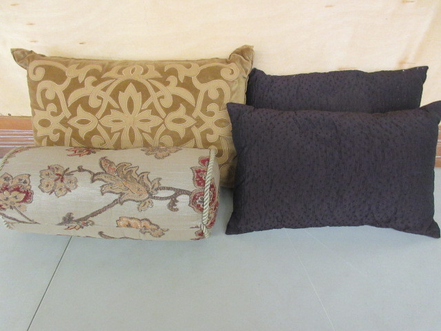 BEDROOM ACCENT THROW PILLOWS