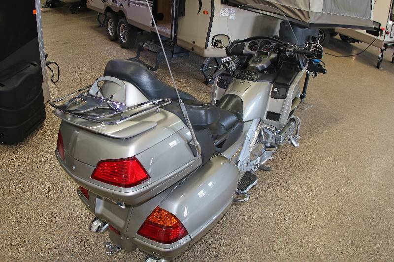 lot 0004 image: 2002 Honda Goldwing Motorcycle