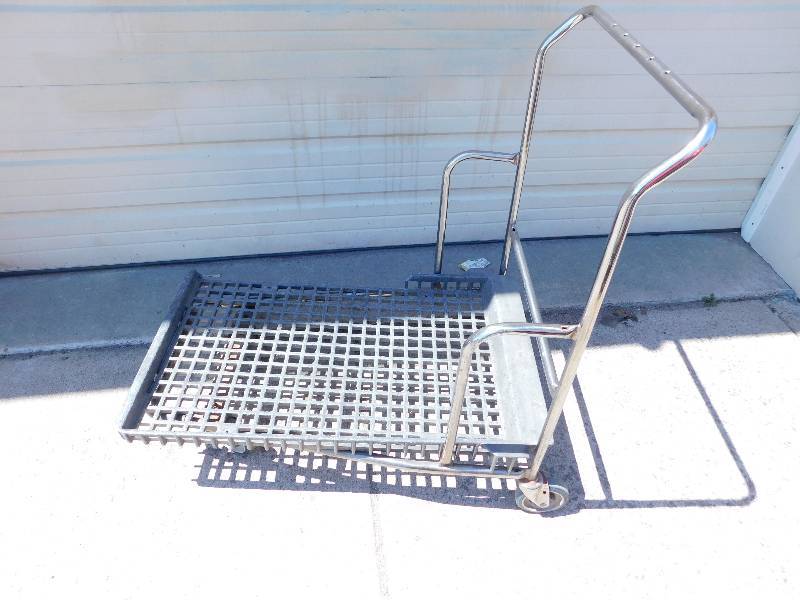 lot 4 image: Flat Bed Cart