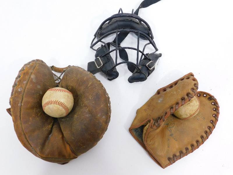 lot 30 image: Baseball Items
