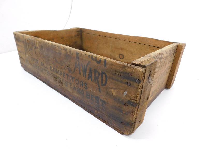 lot 39 image: Wooden Crate