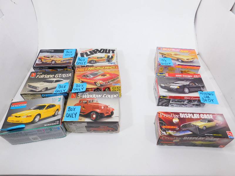 lot 46 image: Vintage Model Boxes