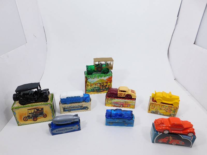 lot 61 image: Avon Items