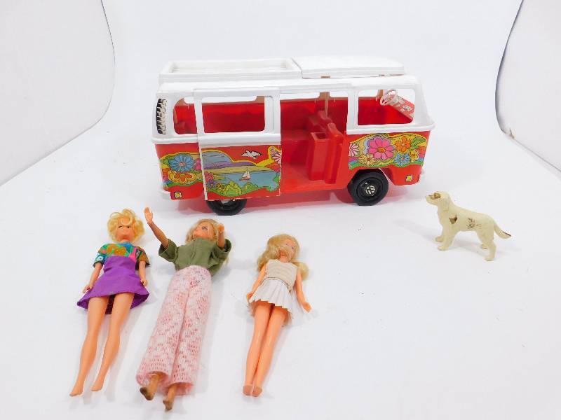 lot 69 image: Toy Bus & Barbie Dolls