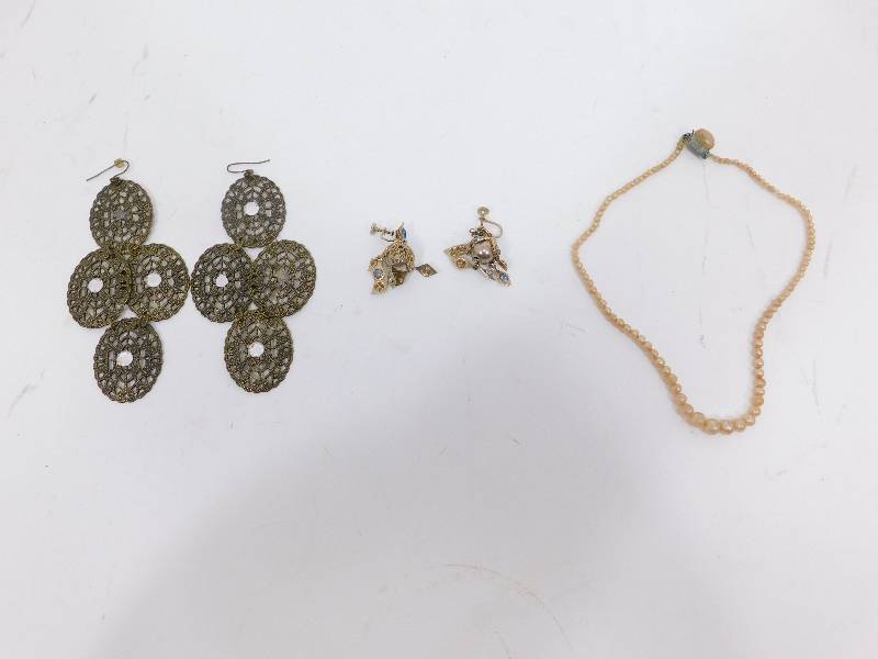 lot 80 image: Miscellaneous Jewelry