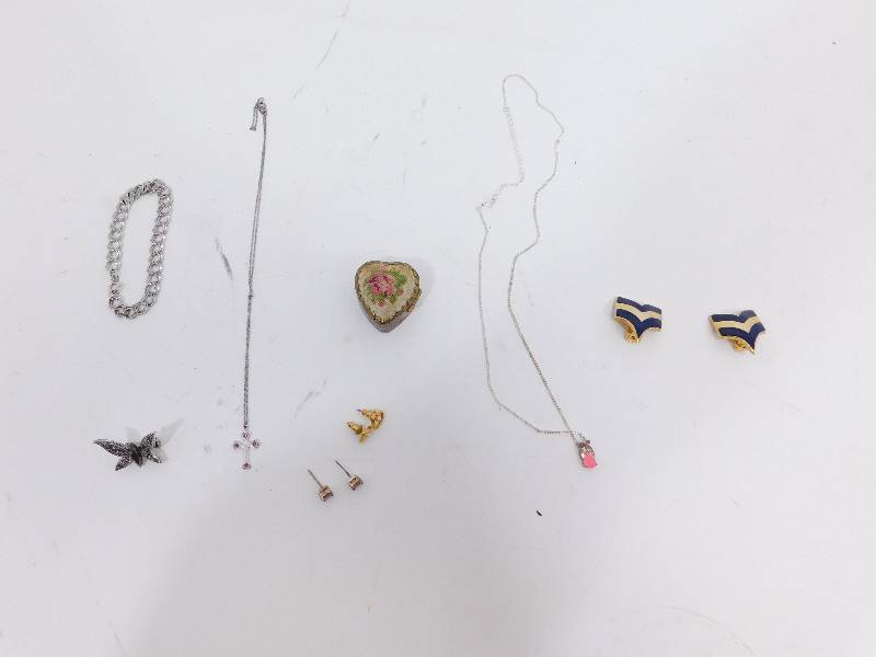lot 82 image: Miscellaneous Jewelry