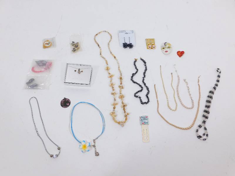 lot 83 image: Miscellaneous Costume Jewelry