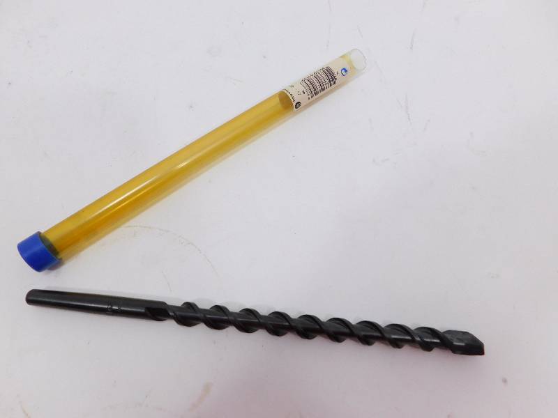 lot 116 image: 12 inch Hammer Drill Bit