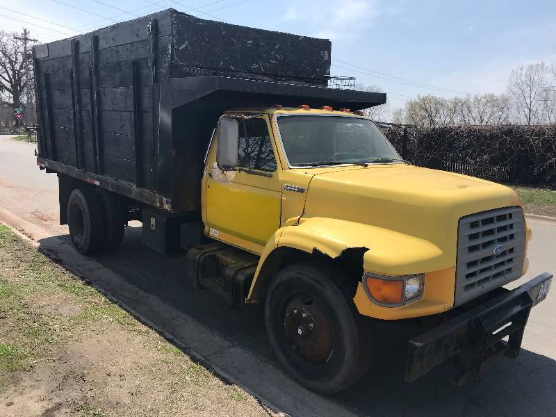 lot 1 image: 1995 Ford F-800 Diesel Dump Truck