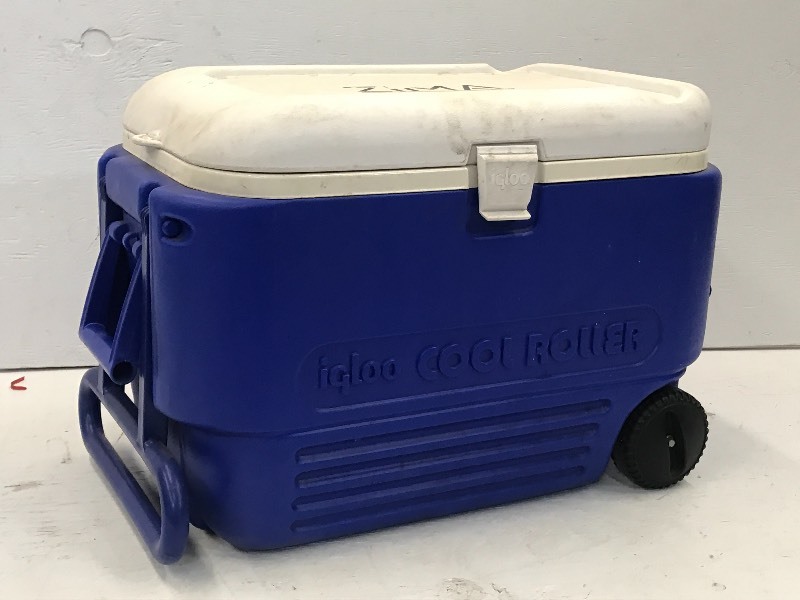 lot 16 image: Igloo Rolling Camp Cooler ...
