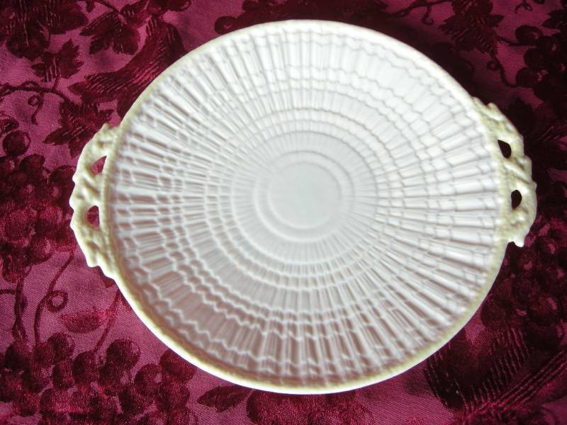 lot 22 image: Vintage Beleek 2 Handled Plate