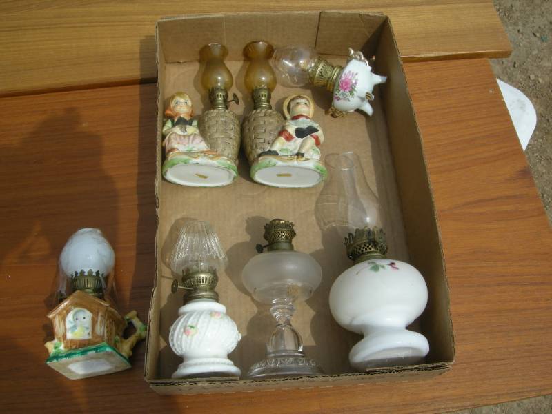 lot 32 image: 7 Vintage Mini Oil Lamps