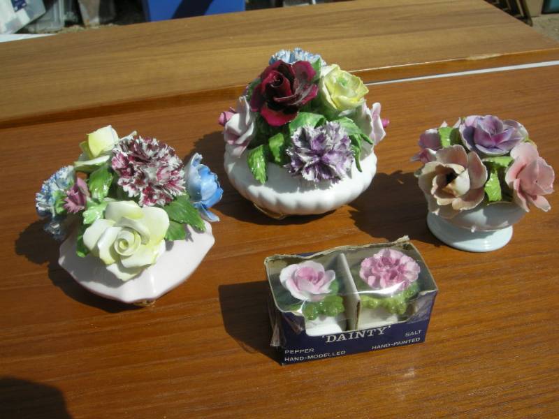 lot 34 image: Vintage Bone China Floral Pieces