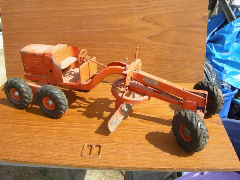 lot 40 image: Vintage Model Toys Pressed Steel Road Grader