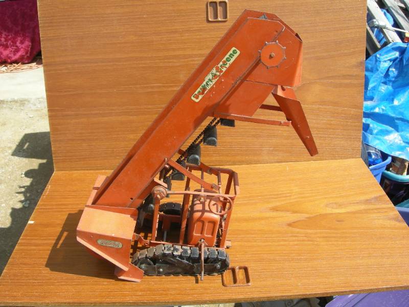 lot 41 image: Vintage Model Toys Pressed Steel Bucket Loader