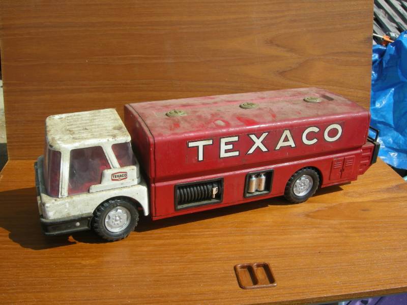 lot 42 image: Vintage Texaco Pressed Steel Oil Truck
