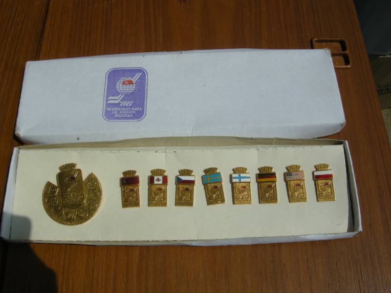 lot 56 image: 1986 Soviet and Other Hockey Pin Set