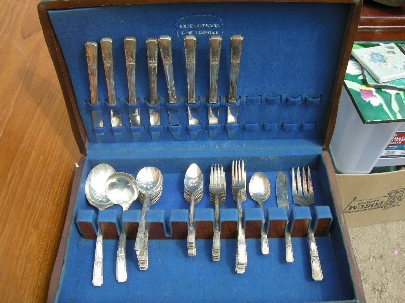 lot 61 image: Vintage Oneida Community Silverplate flatware