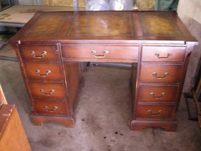 lot 81 image: Vintage Mahogany Desk
