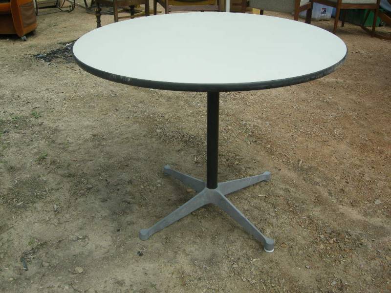 lot 88 image: Vintage Herman Miller Table