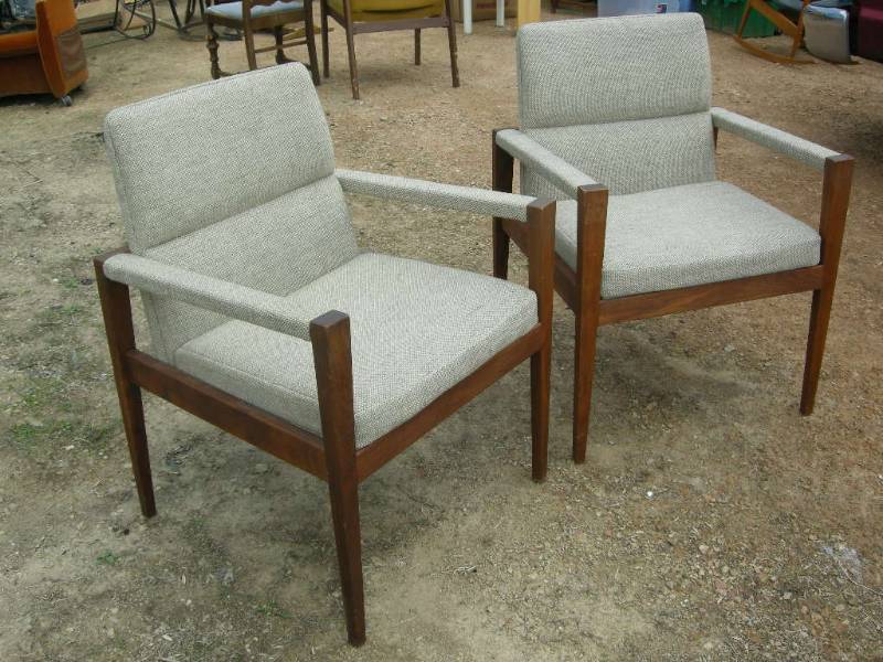 lot 89 image: 2 Mid-Century Danish Jens Risom Chairs