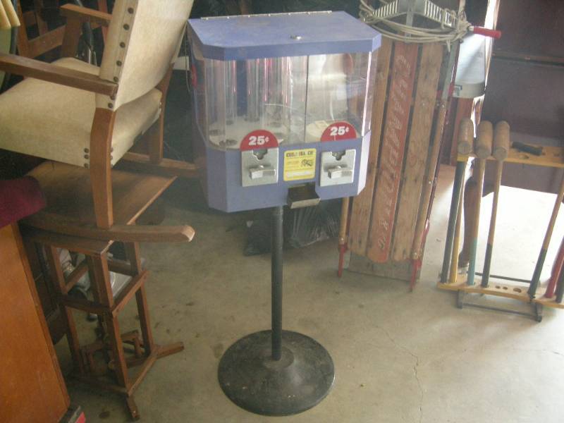 lot 101 image: Vintage Double 25c Candy Machine