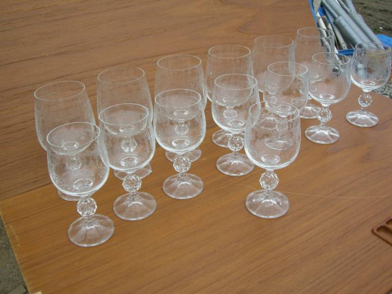 lot 107 image: Elegant Glass