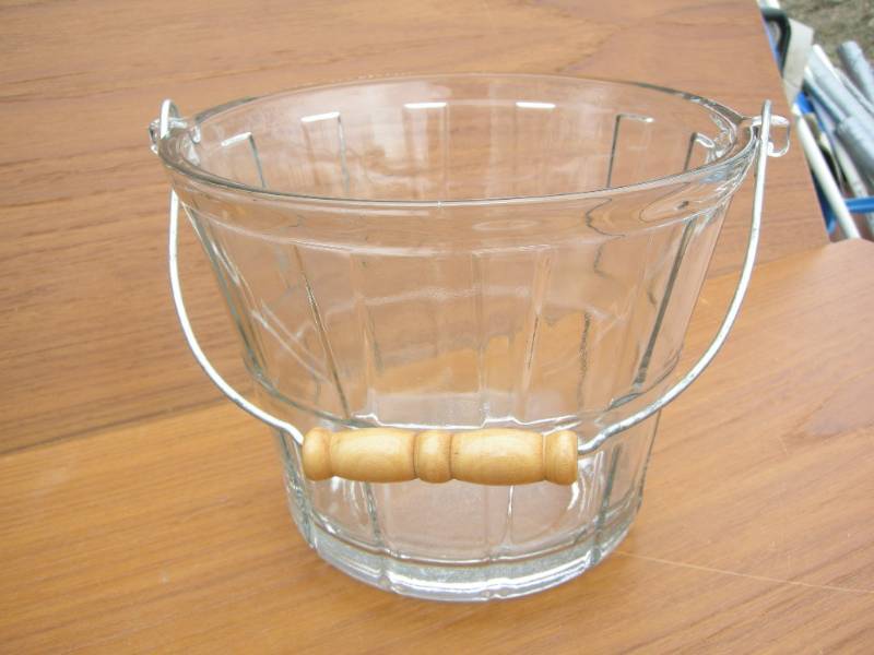 lot 109 image: Glass Ice Bucket