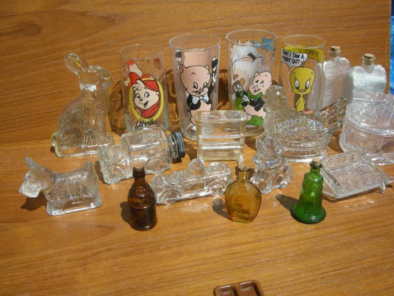 lot 122 image: Vintage Candy Containers & Cartoon Glasses