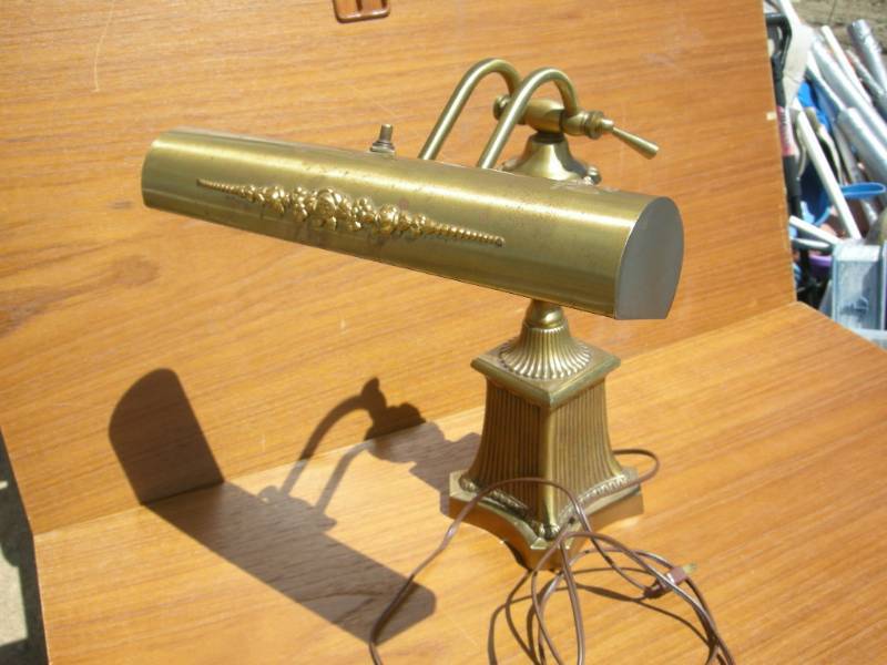 lot 124 image: Vintage Ornate Brass Desk Lamp