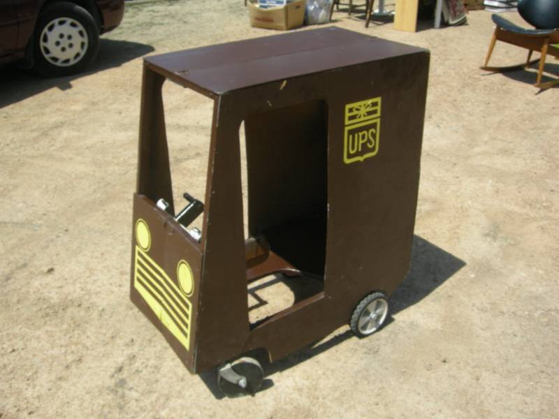 lot 8 image: Vintage UPS Wooden Childs Van
