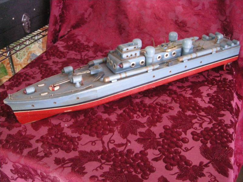 lot 2 image: Vintage Wooden U.S. Navy P.T. Boat Motorized Model