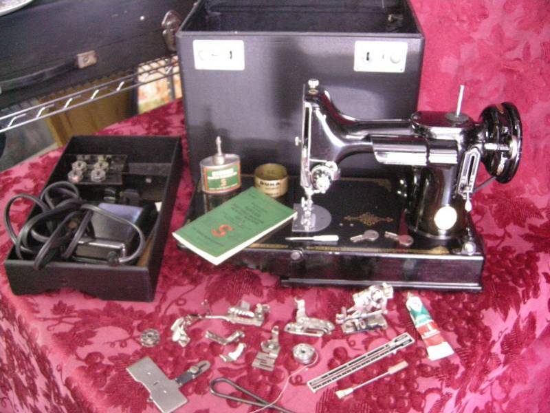 lot 7 image: Vintage Singer 221 - Featherweight Sewing Machine