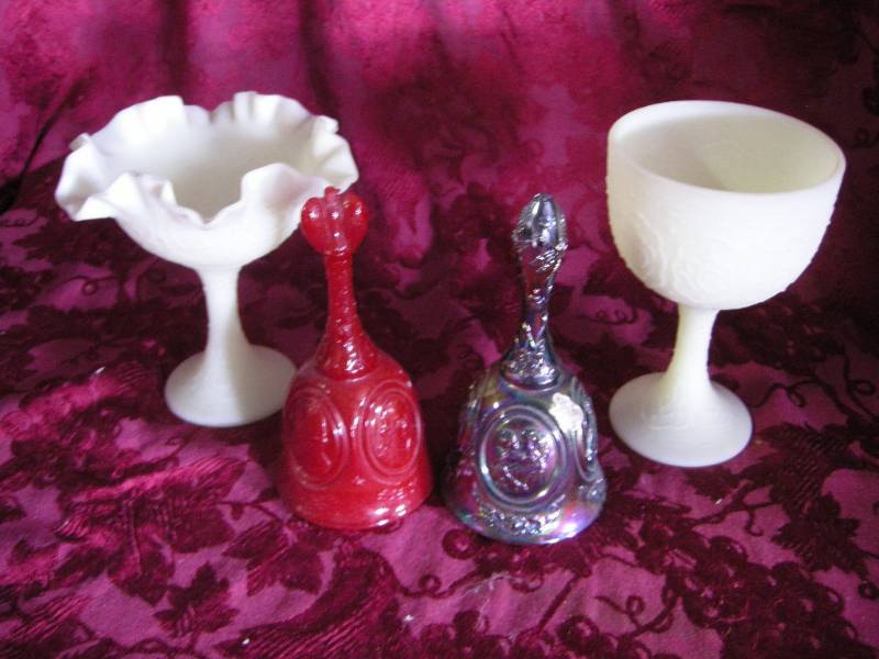 lot 160 image: 4 Fenton Glass Pieces