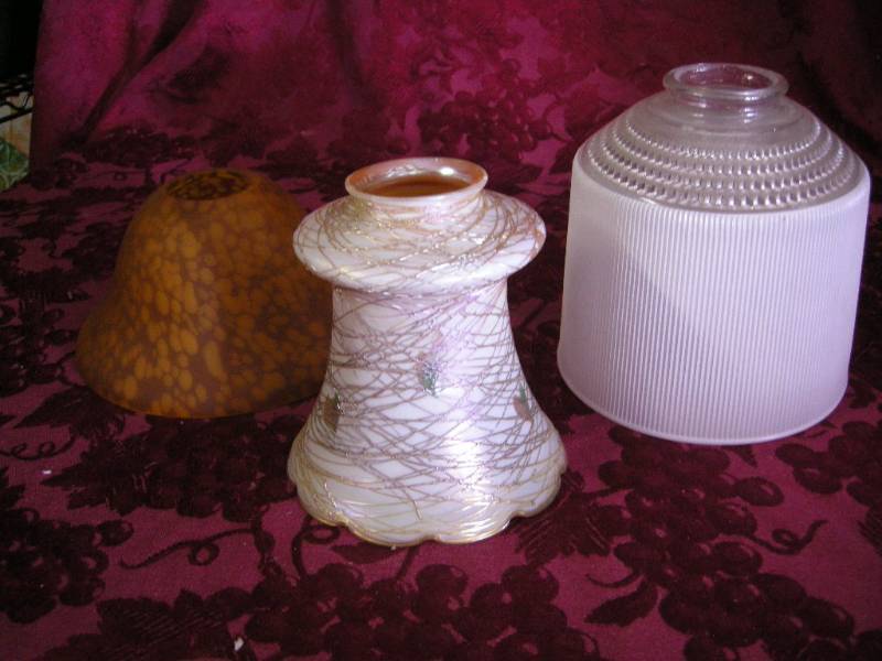 lot 166 image: Vintage Quezall Art Glass and Shades