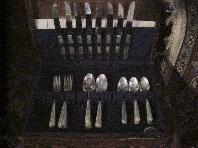 lot 175 image: Vintage Silverplate Flatware Set