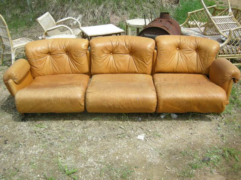 lot 6 image: Vintage Leather Westnofa Couch