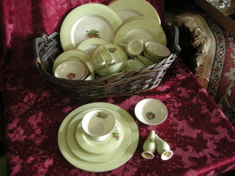 lot 223 image: Vintage Fine Arts China Set