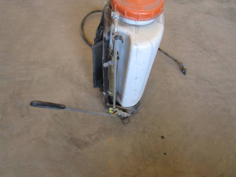 lot 18 image: Stihl 5 gal Backpack Sprayer
