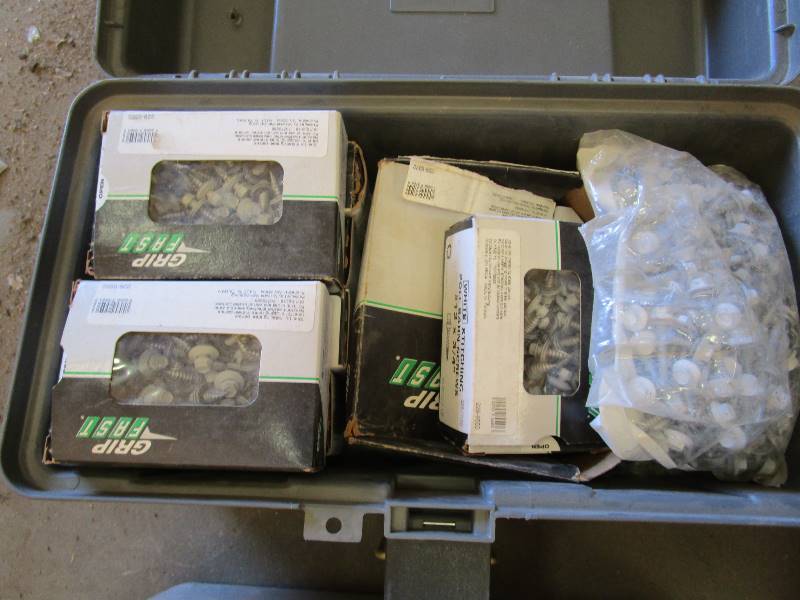 lot 76 image: Large lot of Screws