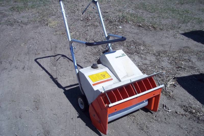 lot 66 image: Snow Buster 220 Snow blower