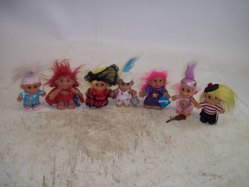 lot 19 image: Troll Dolls