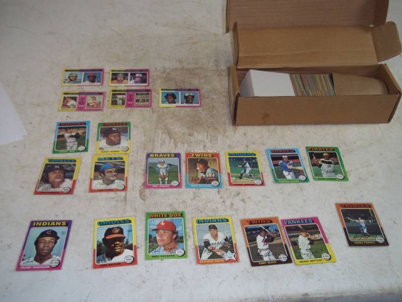 lot 22 image: 1975 Topps Baseball Card (300 plus cards)