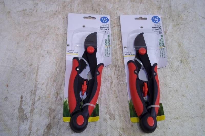 lot 26 image: Pruner. 2 Each