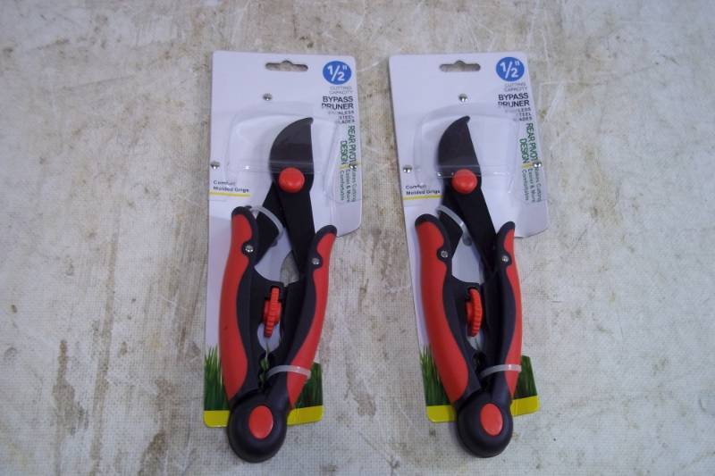 lot 27 image: Pruner. 2 Each